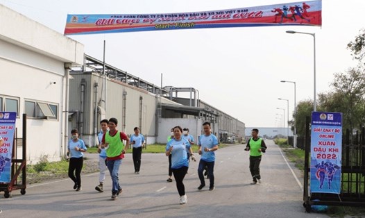 Đoàn viên Công đoàn, người lao động VNPOLY tham gia Giải bằng cách chạy bộ cuối giờ mỗi ngày. Ảnh: CĐN