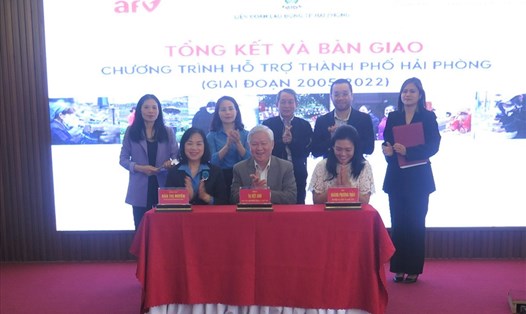 Tổ chức ActionAid, Quỹ AFV Việt Nam ký kết bàn giao chương trình cho Liên đoàn Lao động TP.Hải Phòng. Ảnh: BT