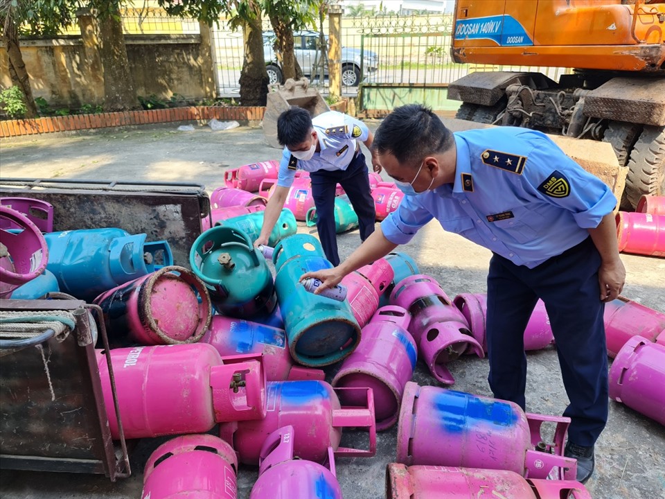 Hội đồng Tiêu hủy tài sản - Cục QLTT Thái Bình tiến hành xử lý số vỏ bình gas vi phạm. Ảnh: K.D