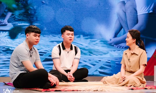 Câu chuyện về nghị lực của 2 em Tiến Đạt và Bá Tú khiến khán giả xúc động khi xem chương trình "Trạm yêu thương" số 15. Ảnh: VTV