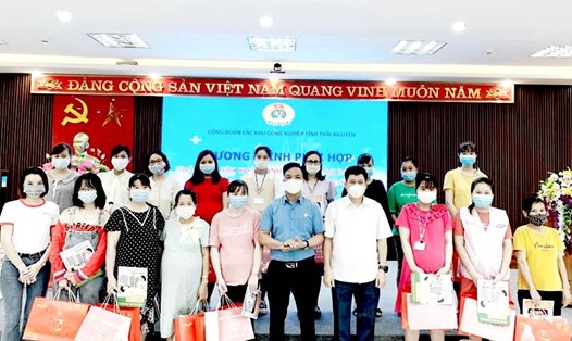 Lãnh đạo Công đoàn các khu công nghiệp tỉnh Thái Nguyên trao hỗ trợ cho nữ CNLĐ có hoàn cảnh khó khăn. Ảnh: CĐTN