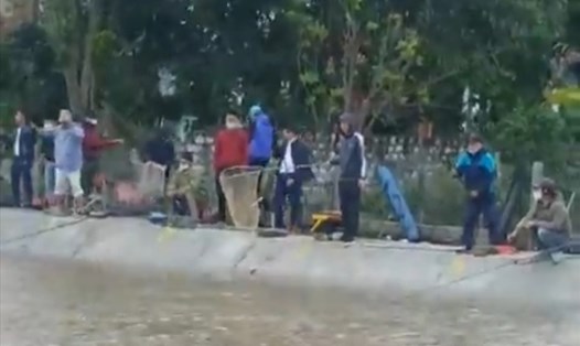 Các đối tượng tham gia đánh bạc dưới hình thức câu cá tại hồ câu Thảo Vy (xã Quỳnh Thọ, huyện Quỳnh Phụ, tỉnh Thái Bình) bị bắt giữ. Ảnh cắt từ clip