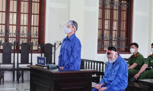 Lầu Chá Giờ (47 tuổi) và Lầu Bá Xia (54 tuổi) bị kết án mỗi người 18 năm tù về tội “Mua bán trái phép chất ma túy”. Ảnh: TM