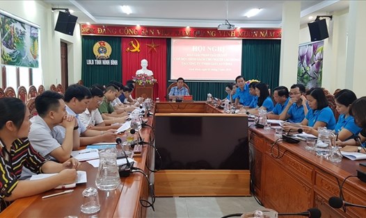 LĐLĐ tỉnh Ninh Bình phối hợp với BHXH và các đơn vị liên quan tổ chức hội nghị bàn biện pháp giải quyết chế độ BHXH cho NLĐ. Ảnh: NT