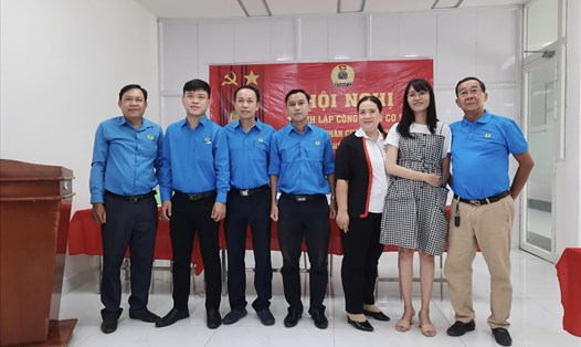 Đồng chí Phan Tấn Phong - Chủ tịch CĐ Các KCN tỉnh (bìa trái) chúc mừng Ban Chấp hành CĐCS. Ảnh: Anh Khoa