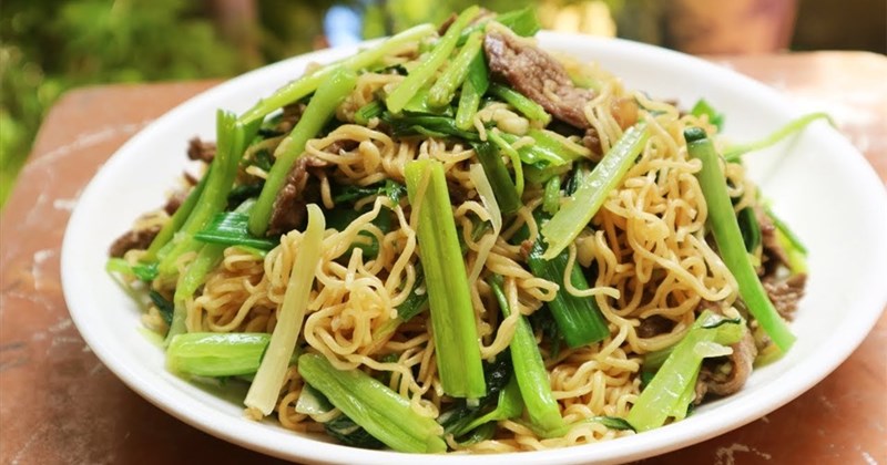 7. Cách Thưởng Thức Mì Xào Rau Cải Ngọt Đúng Điệu