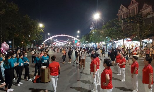 Hàng nghìn người dân tập trung trải nghiệm phố đi bộ tại TP Vinh. Ảnh: QĐ