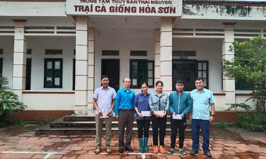 Lãnh đạo Công đoàn ngành Nông nghiệp & Phát triển nông thôn tỉnh Thái Nguyên tặng quà đoàn viên khó khăn. Ảnh: CĐTN