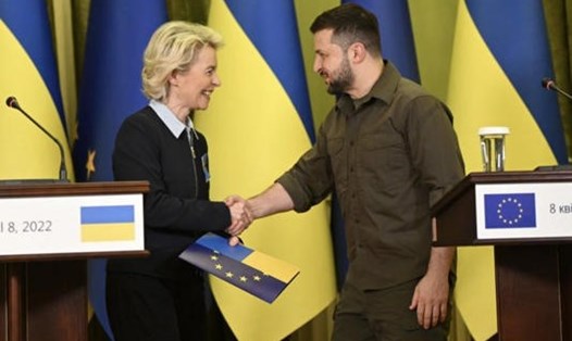 Chủ tịch Ủy ban Châu Âu Ursula von der Leyen và Tổng thống Ukraina Volodymyr Zelensky tại Kiev. Ảnh: Twitter bà Ursula von der Leyen
