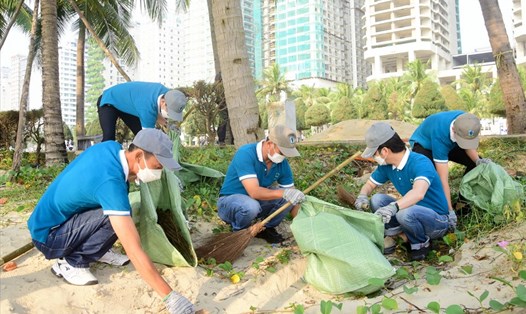 Hơn 700 người cùng ra quân dọn vệ sinh các bãi biển du lịch ở Đà Năng. Ảnh: AT