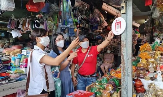 Mã VietQR được trang bị cho hơn 1.000 tiểu thương tại chợ Cồn, chợ Hàn và chợ Đống Đa, quận Hải Châu, kết nối với 37 ngân hàng và các ví điện tử tại tài khoản Viettel Money. Ảnh: AT