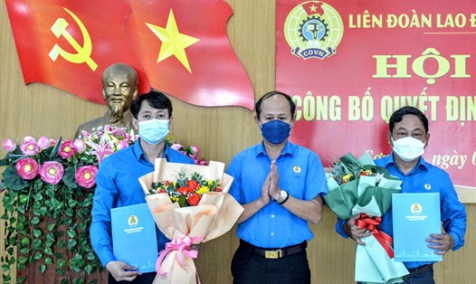Liên đoàn Lao động thành phố Đà Nẵng công bố các quyết định về điều động và bổ nhiệm cán bộ tại Liên đoàn Lao động quận Sơn Trà. Ảnh: Phương Trà