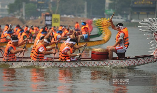 Giải Bơi chải TP. Việt Trì nằm  trong khuôn khổ Lễ Giỗ tổ Hùng Vương năm 2022  đã diễn ra với những màn đua tranh quyết liệt
Ảnh: Nguyễn Huế
