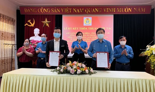 Lãnh đạo Liên đoàn Lao động tỉnh Bắc Giang và lãnh đạo Công ty Cổ phần Nutriday Việt Nam ký thỏa thuận hợp tác.