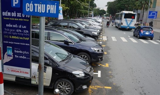 Điểm đỗ xe ô tô thu phí theo giờ trên đường Lê Lai (quận 1).  Ảnh: Minh Quân