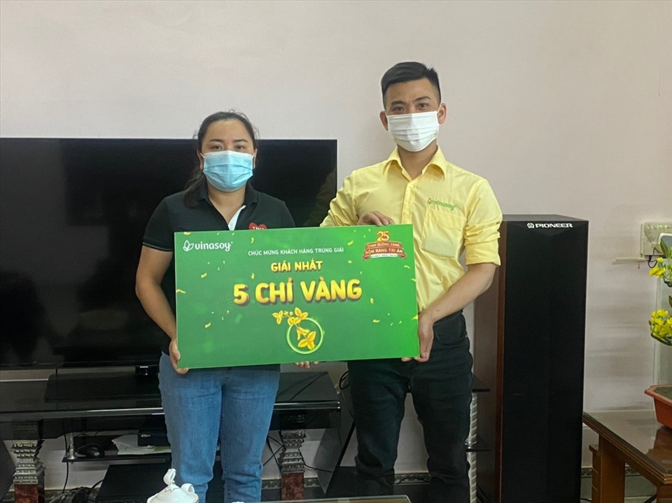 Đại diện Vinasoy trao tận tay giải thưởng vàng cho các khách hàng may mắn trúng giải trong tuần đầu tiên diễn ra chương trình.