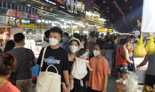 Chợ đêm Phú Quốc luôn thu hút rất đông du khách. Ảnh: PV