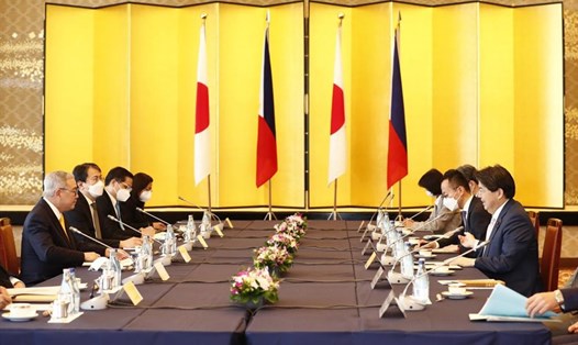 Cuộc họp của Bộ trưởng Quốc phòng Philippines và Nhật Bản ngày 9.4. Ảnh chụp màn hình