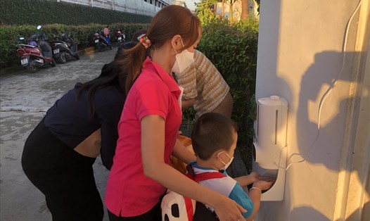 Trẻ em mầm non tại TP.Biên Hoà được hướng dẫn rửa tay sát khuẩn trước khi vào lớp học. Ảnh: Hà Anh Chiến