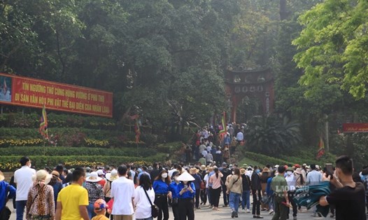 Hôm nay, hàng vạn du khách thập phương đã đổ về Đền Hùng mặc dù ngày mai (10.3) mới là chính lễ.
Ảnh: Khánh Linh