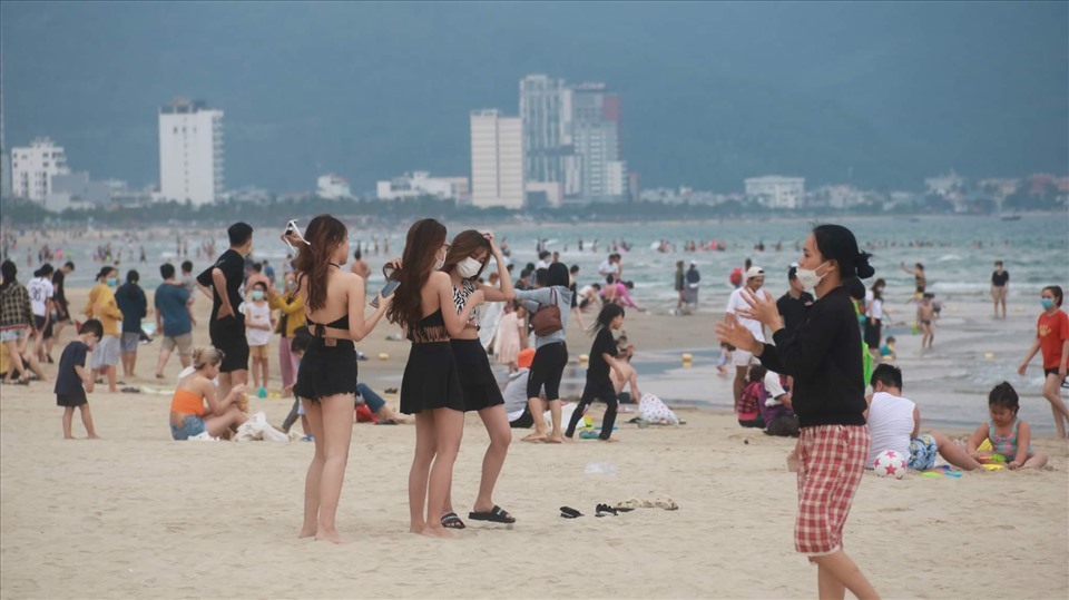 Bãi biển Đà Nẵng đã đông vui trở lại nhờ có nhiều du khách. Ảnh: TS