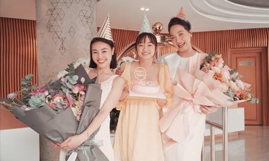 Kaity Nguyễn hạnh phúc khi được NSND Lê Khanh và Ninh Dương Lan Ngọc mừng sinh nhật tuổi 23. Ảnh: NVCC