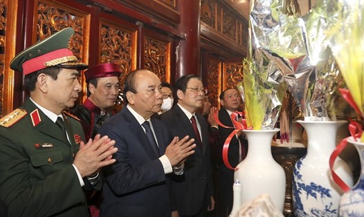 Chủ tịch nước Nguyễn Xuân Phúc cùng các đồng chí lãnh đạo Đảng, nhà nước dâng hương tưởng nhớ các Vua Hùng 
Ảnh: Thành Đông