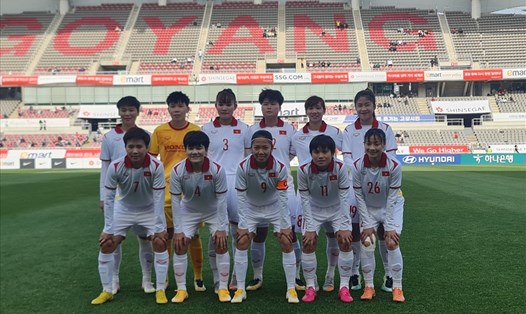 Đội hình tuyển nữ Việt Nam ra sân đối đầu với tuyển nữ Hàn Quốc. Ảnh: VFF