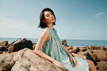 Hoa hậu Tiểu Vy khoe đẹp dịu dàng trong bộ sưu tập "Mơ nhuộm nắng". Ảnh: NVCC