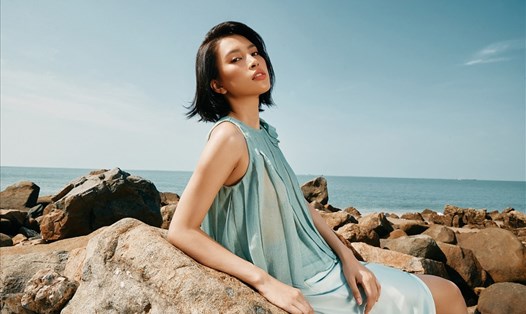 Hoa hậu Tiểu Vy khoe đẹp dịu dàng trong bộ sưu tập "Mơ nhuộm nắng". Ảnh: NVCC