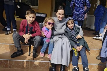Angelina Jolie, ngôi sao điện ảnh Hollywood và đại sứ thiện chí của UNHCR, chụp ảnh với trẻ em ở Lviv, Ukraina ngày 30.4.2022. Ảnh: Tòa thị chính Lviv
