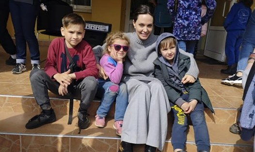 Angelina Jolie, ngôi sao điện ảnh Hollywood và đại sứ thiện chí của UNHCR, chụp ảnh với trẻ em ở Lviv, Ukraina ngày 30.4.2022. Ảnh: Tòa thị chính Lviv