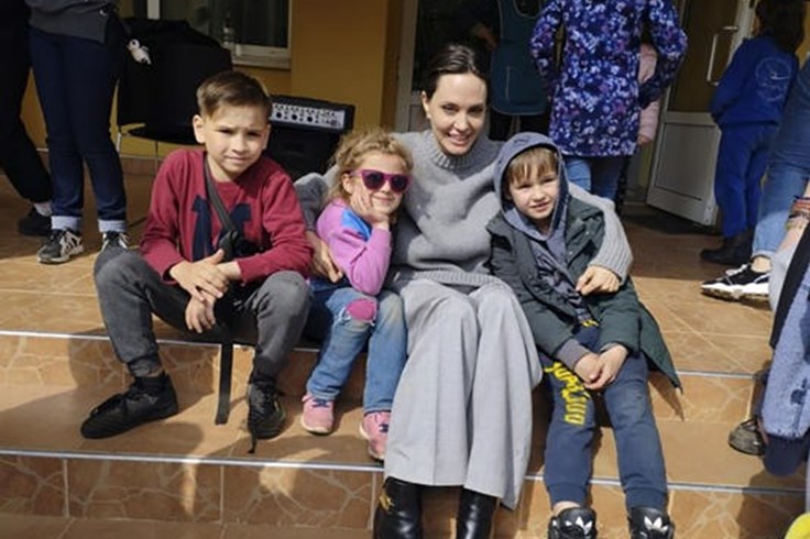 Angelina Jolie bất ngờ đến thăm người dân Ukraina
