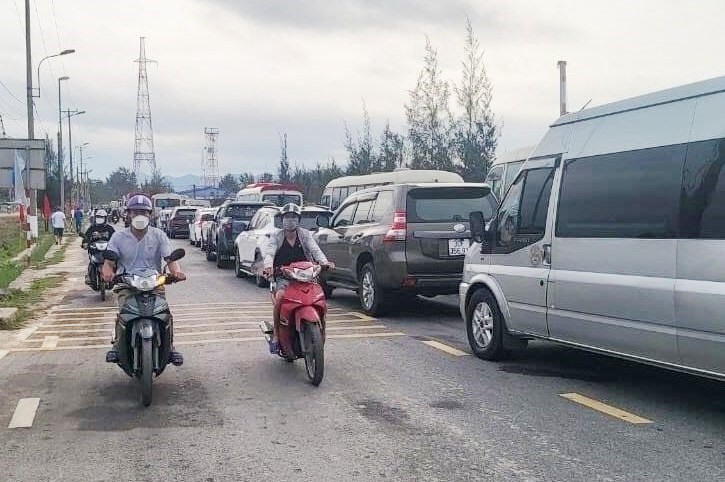 Tình hình giao thông khu vực đường ra Bến phà Gót đi Cát Bà ngày 30.4. Ảnh: Công an TP.Hải Phòng