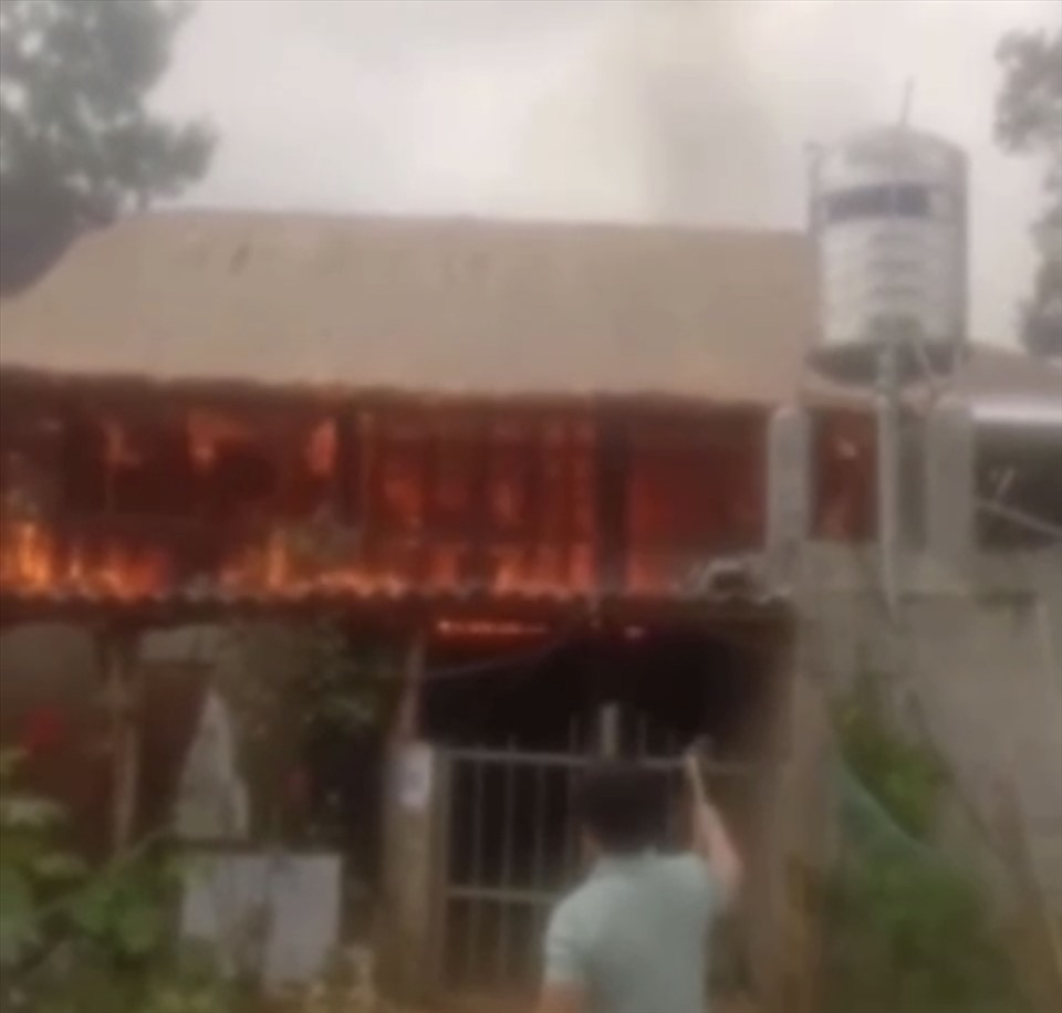 Sơn La: Bất ngờ cháy nhà sàn gỗ gây thiệt hại hàng trăm triệu đồng