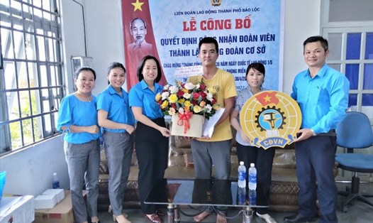 Liên đoàn Lao động TP.Bảo Lộc (Lâm Đồng) trao tặng Logo Công đoàn Việt Nam và chúc mừng CĐCS doanh nghiệp mới thành lập. Ảnh LĐLĐ TP.Bảo Lộc