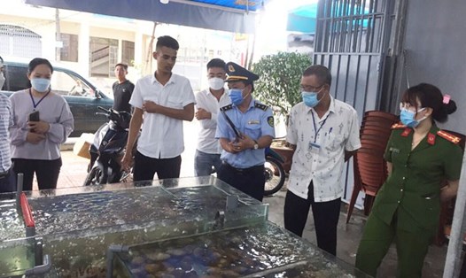 Tổ công tác kiểm tra thông tin du khách tố bị "chặt chém" ở thành phố Nha Trang. Ảnh: Báo Khánh Hoà online.