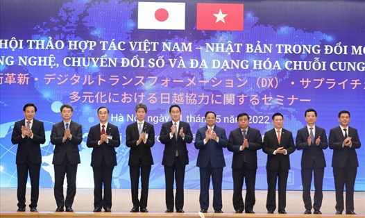 Thủ tướng Chính phủ Phạm Minh Chính và Thủ tướng Nhật Bản Kishida Fumio cùng dự Hội thảo hợp tác Việt Nam - Nhật Bản trong đổi mới công nghệ, chuyển đổi số và đa dạng hóa chuỗi cung ứng. Ảnh: Hải Nguyễn
