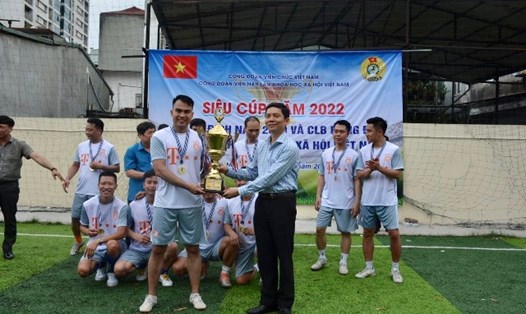Công đoàn Viện Hàn lâm Khoa học xã hội Việt Nam trao cúp cho đội chiến thắng giải bóng đá.