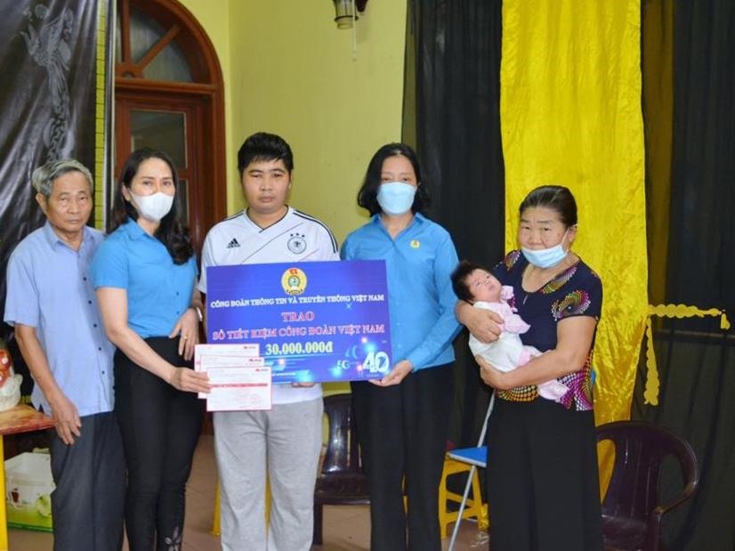 Công đoàn Thông tin và Truyền thông Việt Nam và Công đoàn VNPT trao sổ tiết kiệm hỗ trợ cho con và gia đình chị Nguyễn Thị Quỳnh – người lao động tử vong do COVID-19.
