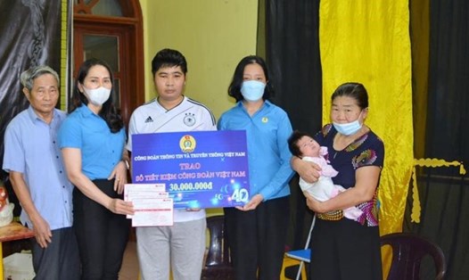 Công đoàn Thông tin và Truyền thông Việt Nam và Công đoàn VNPT trao sổ tiết kiệm hỗ trợ cho con và gia đình chị Nguyễn Thị Quỳnh – người lao động tử vong do COVID-19.