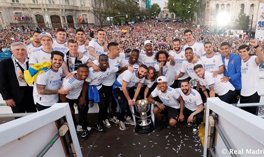 Các thành viên của Real Madrid mừng chức vô địch La Liga cùng người hâm mộ tại quảng trường Cibeles. Ảnh: Real Madrid