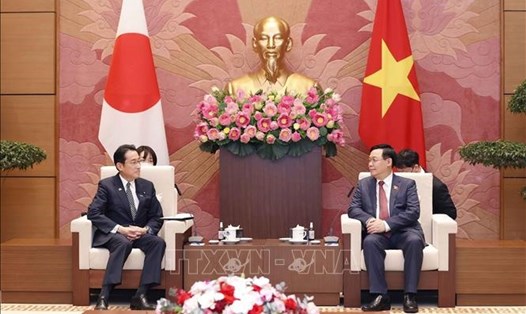 Chủ tịch Quốc hội Vương Đình Huệ tiếp Thủ tướng Nhật Bản, Chủ tịch Liên minh nghị sĩ hữu nghị Nhật - Việt Kishida Fumio. Ảnh: TTXVN