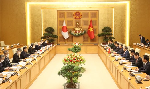 Hai Thủ tướng hoan nghênh những tiến triển vượt bậc trong việc triển khai thực hiện các kết quả chuyến thăm chính thức Nhật Bản của Thủ tướng Phạm Minh Chính. Ảnh: Hải Nguyễn