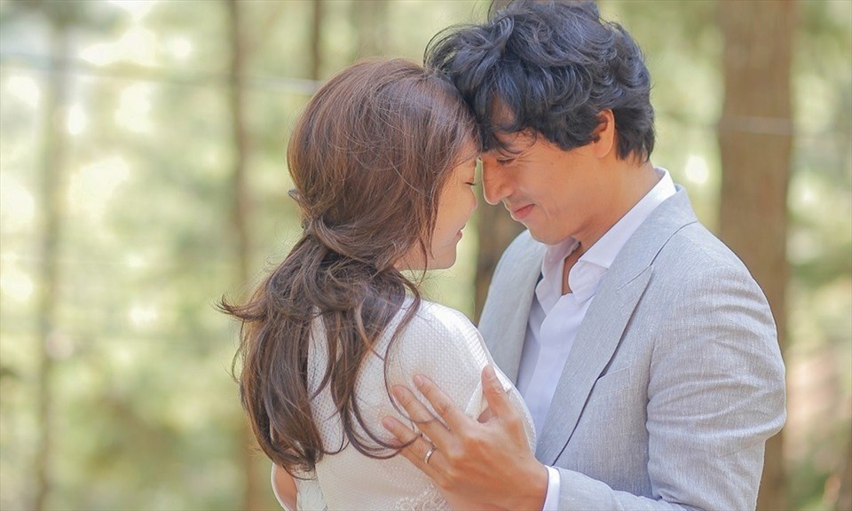 Lý Nhã Kỳ và nam diễn viên Hàn Quốc Han Jae-suk có những cảnh tình cảm trong phim “Kẻ thứ 3”. Ảnh: NSX.