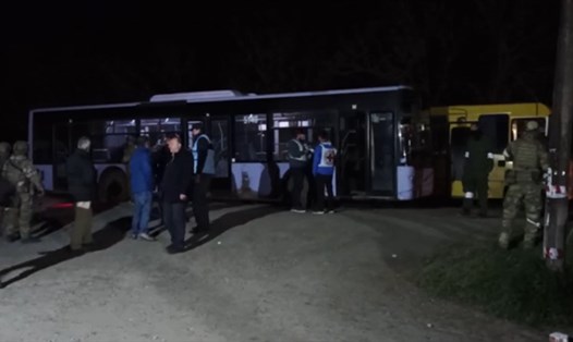 Người dân sơ tán khỏi nhà máy thép Azovstal ở Mariupol, Ukraina. Ảnh: Bộ Quốc phòng Nga