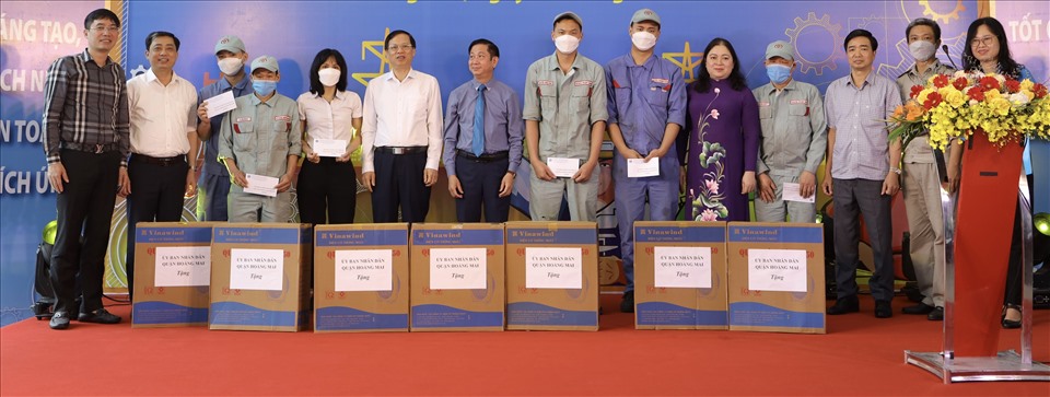 Lãnh đạo Liên đoàn Lao động thành phố Hà Nội và quận Hoàng Mai trao trợ cấp cho công nhân lao động có hoàn cảnh khó khăn. Ảnh: CĐQ