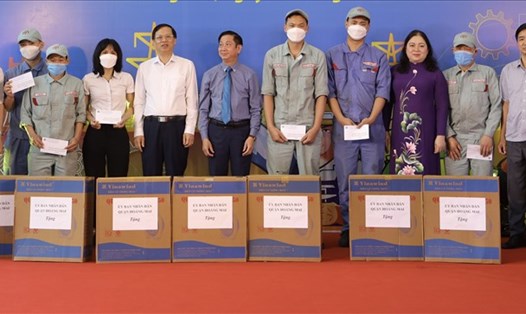 Lãnh đạo Liên đoàn Lao động thành phố Hà Nội và quận Hoàng Mai trao trợ cấp cho công nhân lao động có hoàn cảnh khó khăn. Ảnh: CĐQ