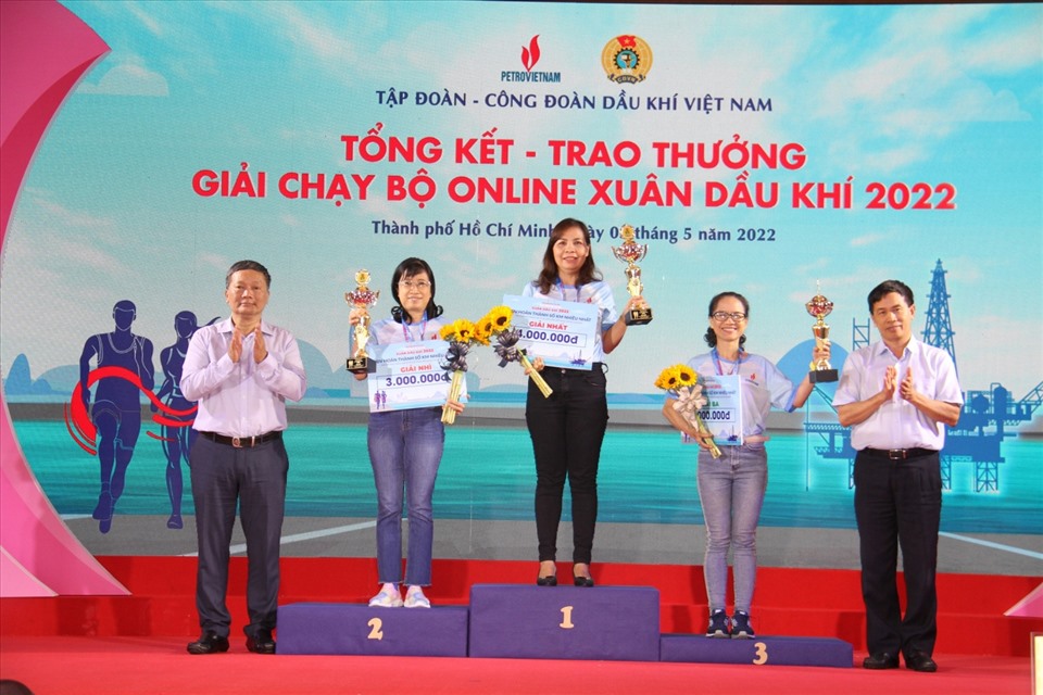 Trao thưởng Giải chạy bộ online “Xuân Dầu khí 2022” do Công đoàn Dầu khí Việt Nam tổ chức. Ảnh: CĐN
