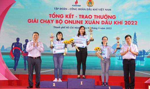Trao thưởng Giải chạy bộ online “Xuân Dầu khí 2022” do Công đoàn Dầu khí Việt Nam tổ chức. Ảnh: CĐN